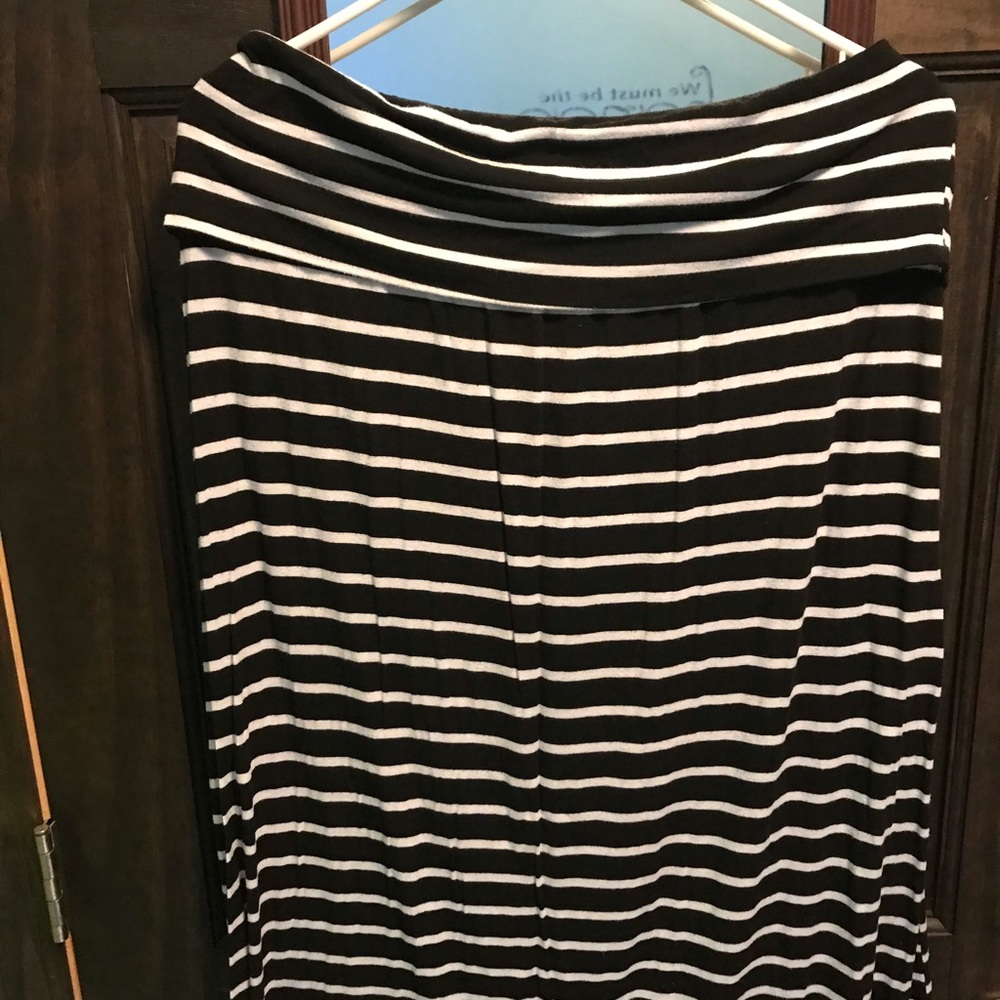 Women’s unbranded black and white stripe skirt